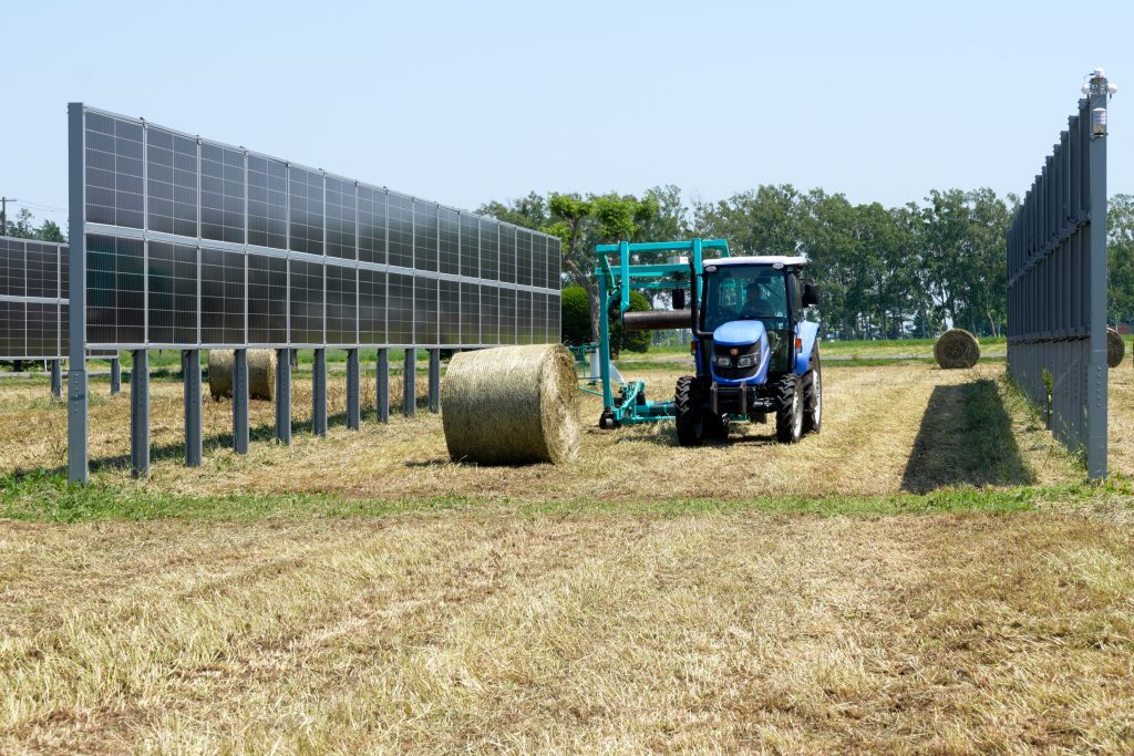 酪農学園大学と共同で実施している、垂直式太陽光発電を活用した牧草地の持続可能な利用に関する実証研究が、2024年度「ソーラーウィーク大賞」にて特別賞を受賞しました